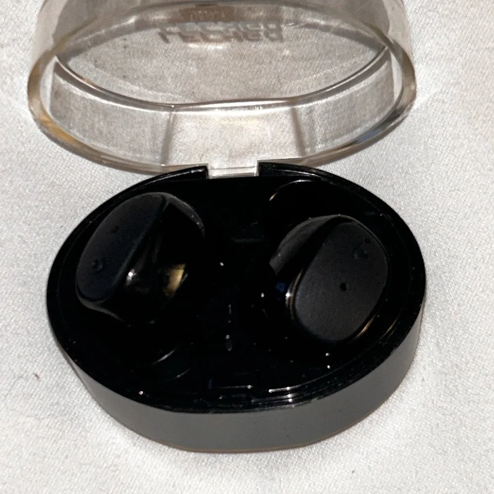 Lechgo bluetooth headphones.